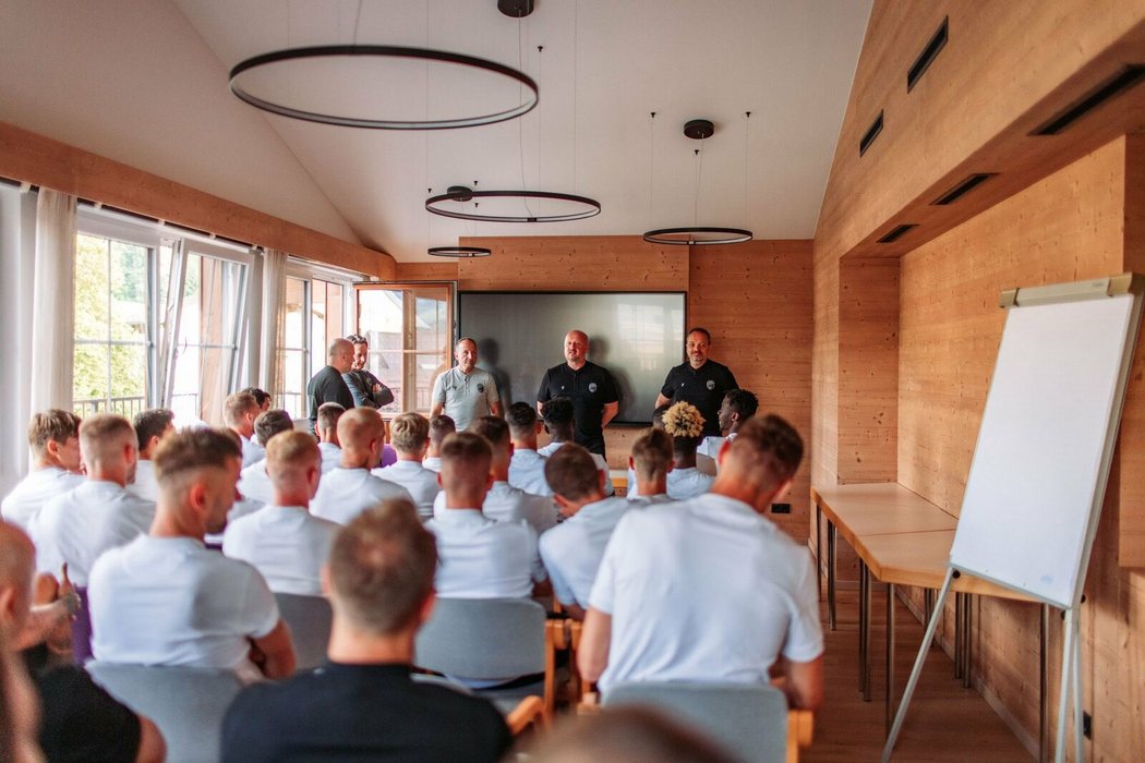 Noví majitelé Plzně se představili plzeňskému týmu před zápasem s Hamburkem ve Westendorfu