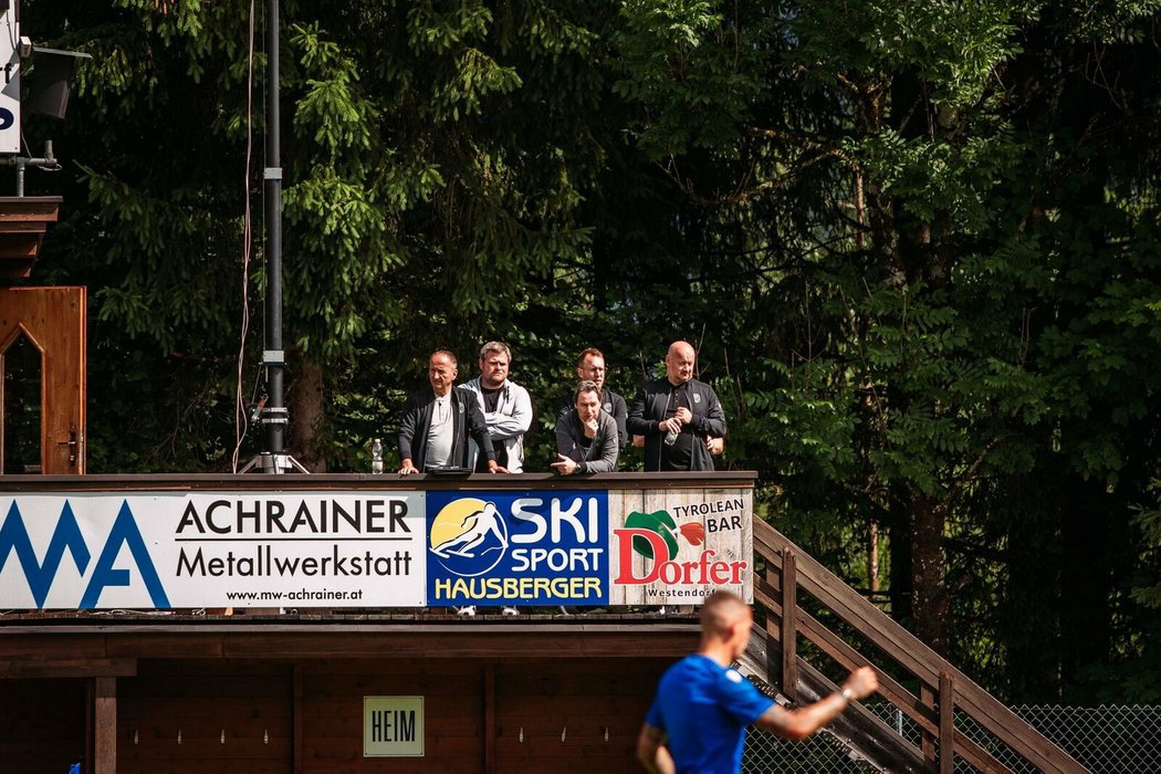 Adolf Šádek psolečně se zástupci nových plzeňských majitelů sledují ve Westendorfu přípravné utkání proti Hamburku