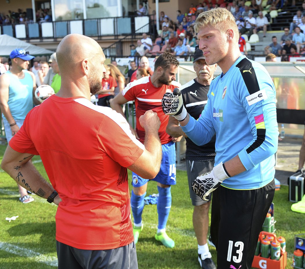 Plzeňský gólman Matyáš Šampalík s trenérem brankářů Martinem Ticháčkem