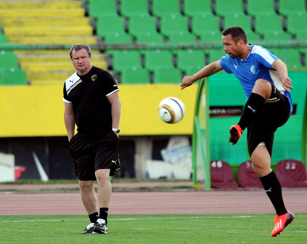 Na kapitána Pavla Horvátha dohlíží při tréninku v Sarajevu plzeňský trenér Pavel Vrba