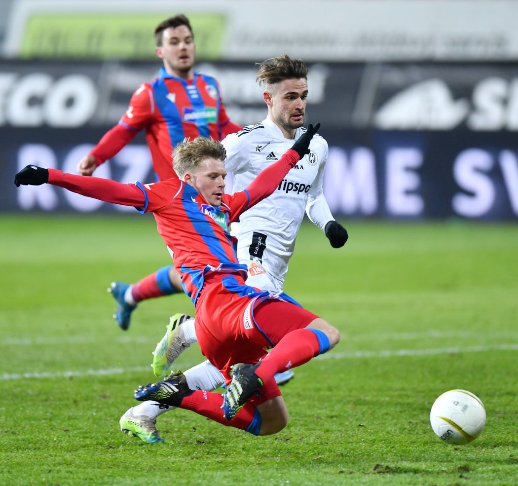 Plzeňský záložník Pavel Šulc bojuje o míč v zápase proti Olomouci