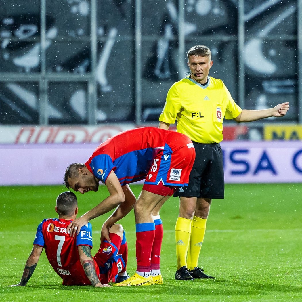 Zraněný plzeňský záložník Jan Sýkora během utkání proti Slavii