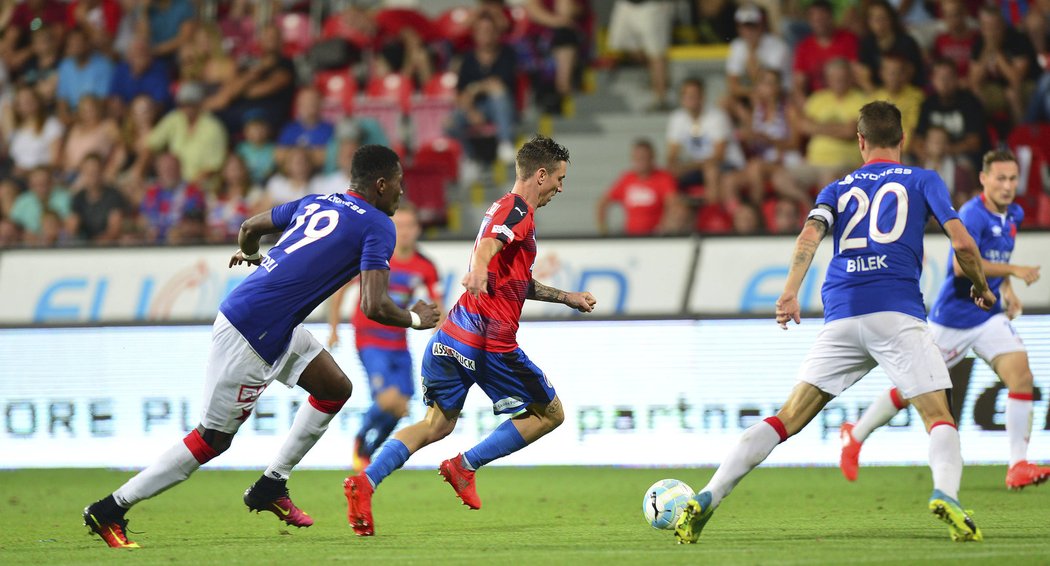 Milan Petržela povedeným lobem vyrovnal stav utkání se Slavií na 1:1