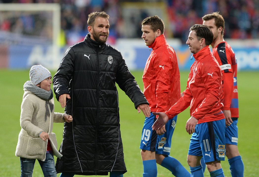 Plzeňský útočník Marek Bakoš v doprovodu své dcery Laury děkuje fanouškům po výhře nad Slováckem