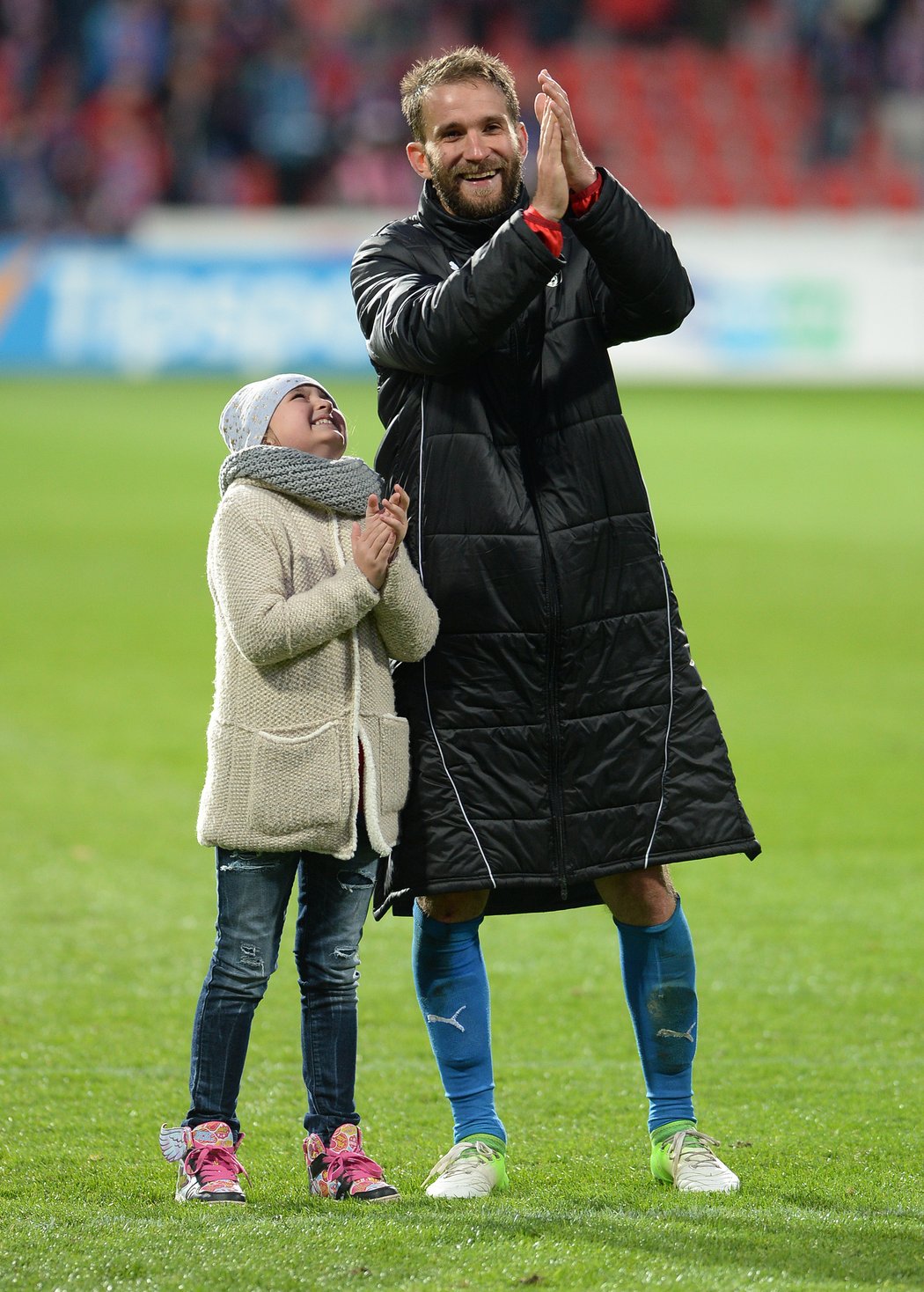 Plzeňský útočník Marek Bakoš v doprovodu své dcery Laury děkuje fanouškům po výhře nad Slováckem