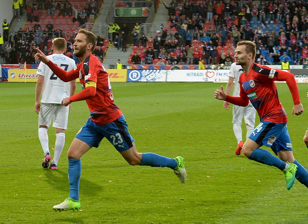 Marek Bakoš (vepředu) chvíli poté, co v zápase Plzně se Slováckem proměnil penaltu a vstřelil 100. gól v profesionální soutěži