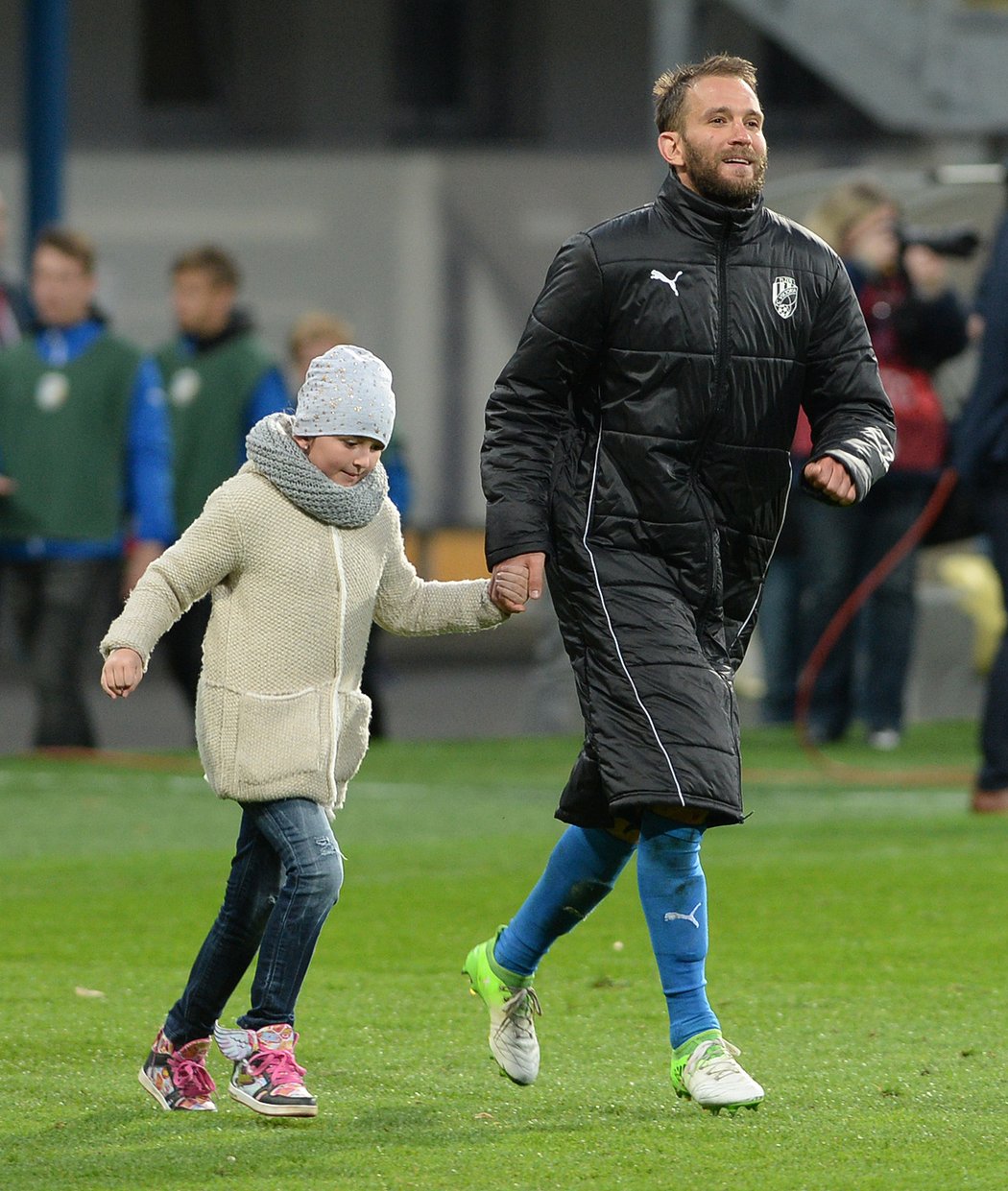 Plzeňský útočník Marek Bakoš v doprovodu své dcery Laury děkuje fanouškům po výhře nad Slováckem