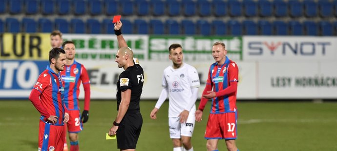 Sudí Ondřej Ginzel dává červenou kartu plzeňskému obránci Milanu Havlovi v zápase se Slováckem