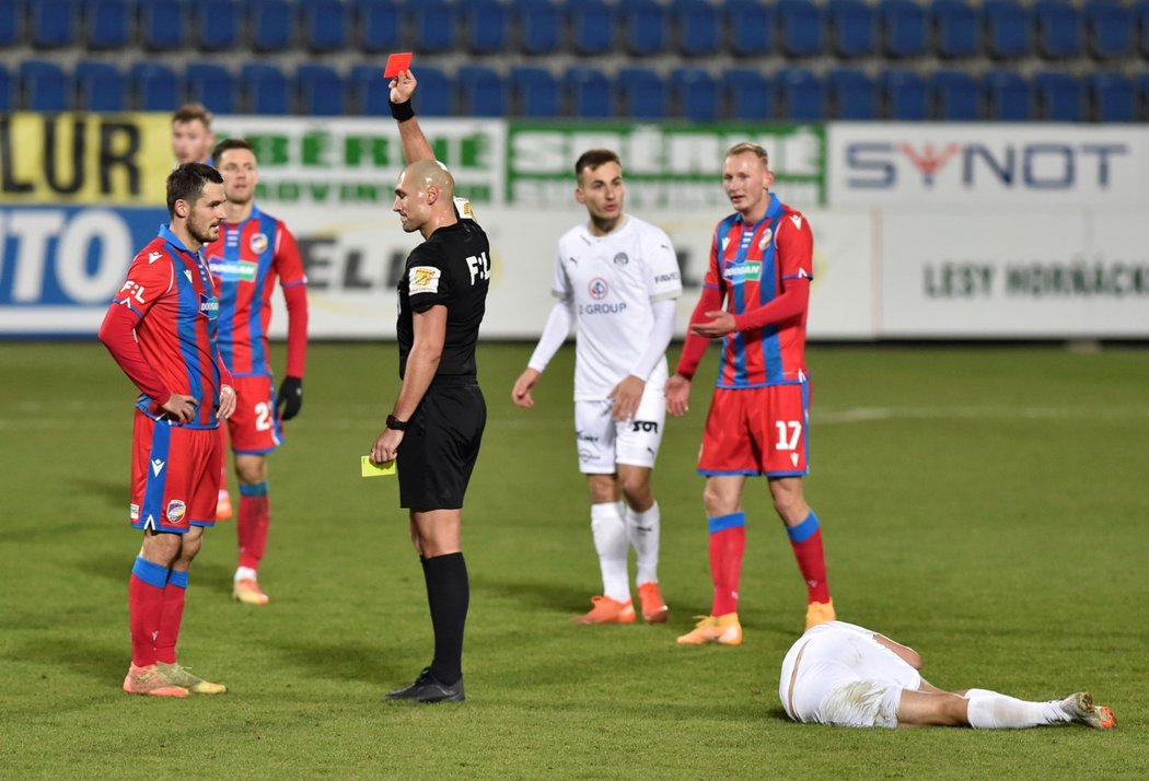 Sudí Ondřej Ginzel dává červenou kartu plzeňskému obránci Milanu Havlovi v zápase se Slováckem