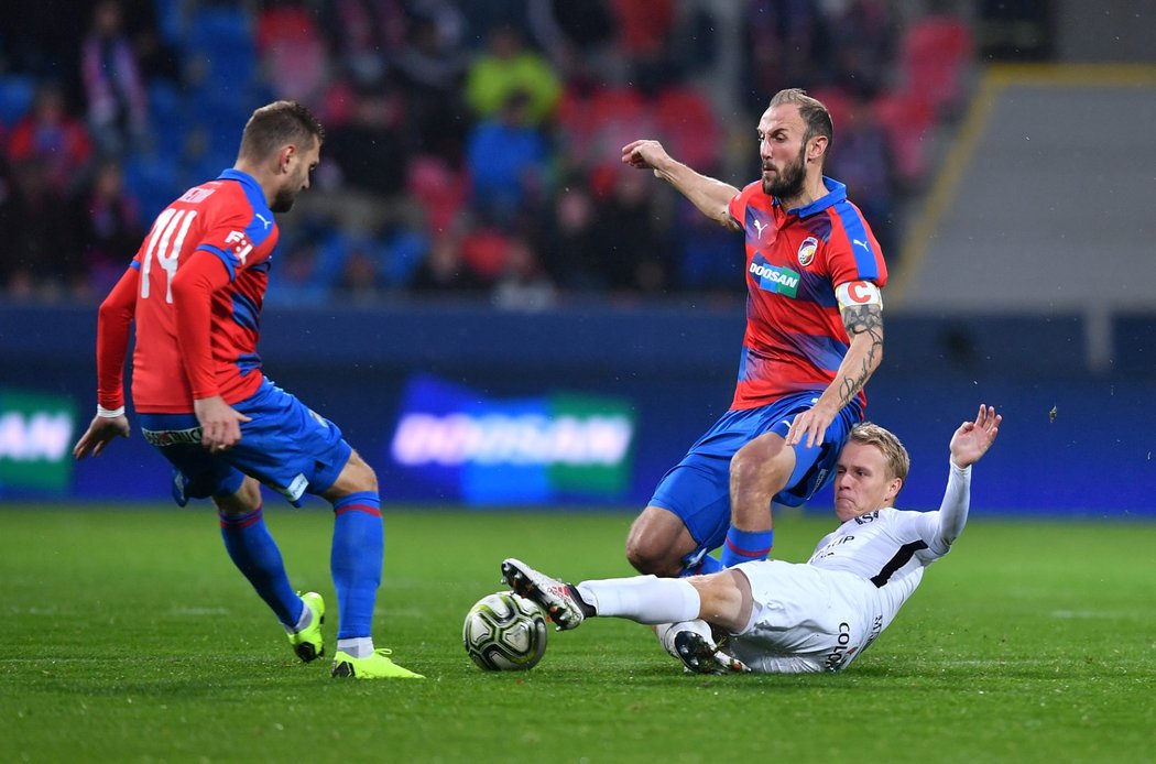 Plzeňští obránci Hubník s Řezníkem se snaží zastavit jeden z útoků Slovácka