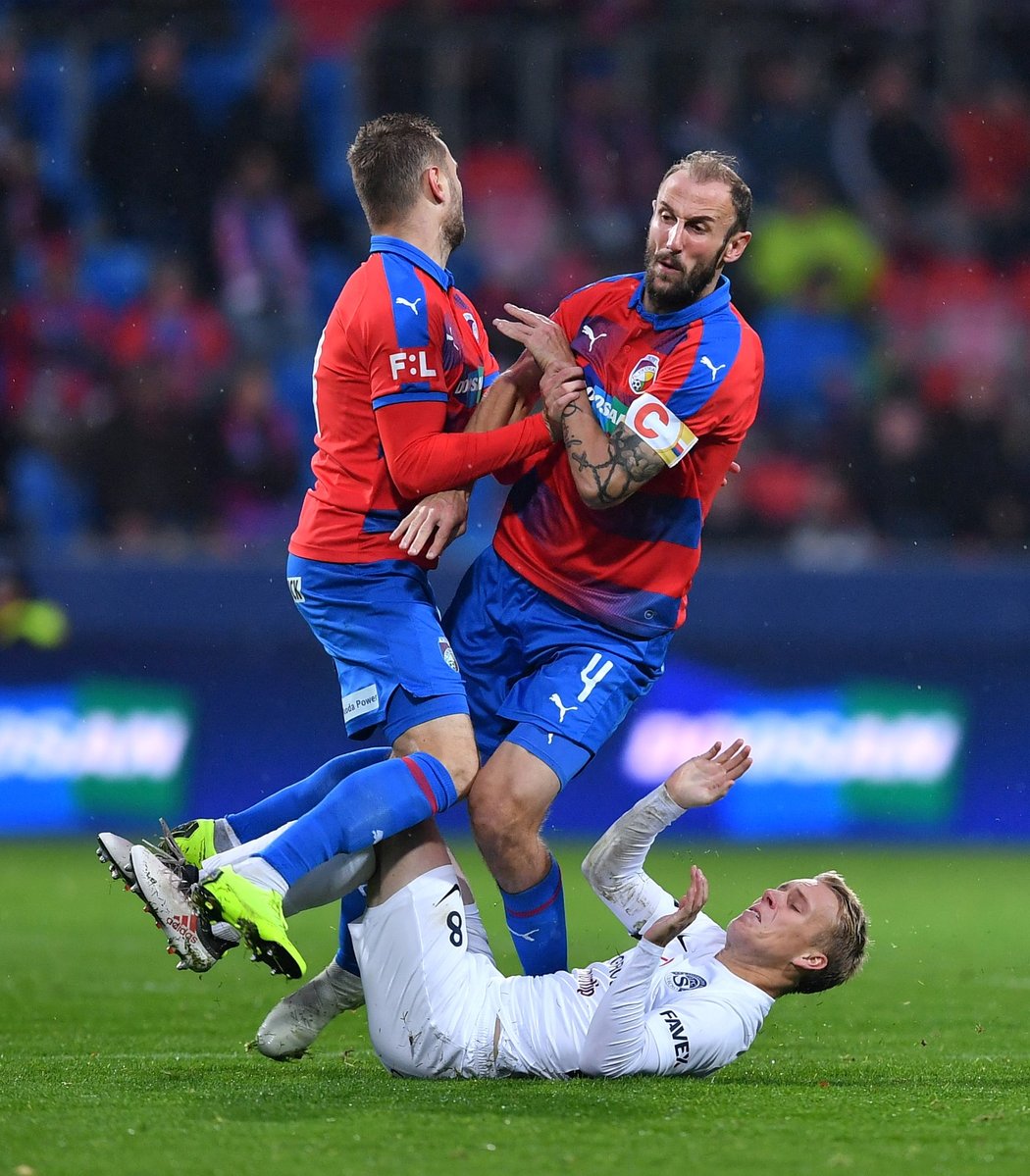 Dvojice plzeňských obránců Radim Řezník, Roman Hubník v utkání se Slováckem