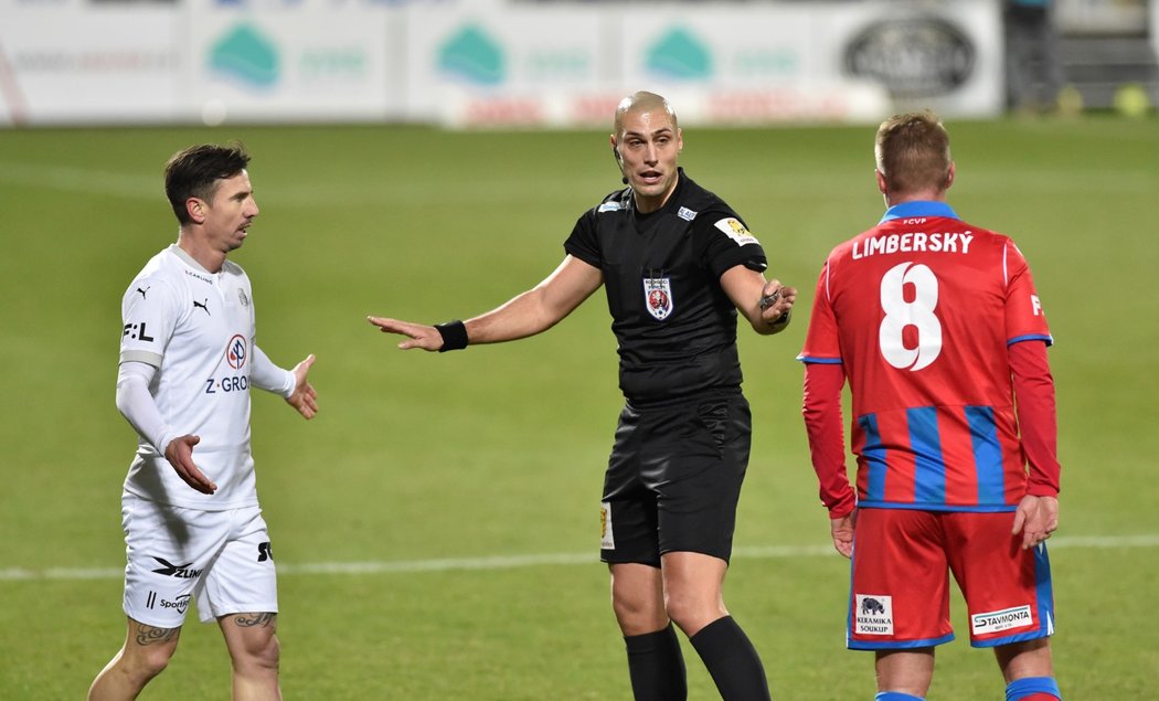 Sudí Ondřej Ginzel uklidňuje dvojici Milan Petržela, David Limberský v utkání Slovácka proti Viktorii Plzeň