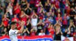 Záložník Milan Petržela děkuje plzeňským fanouškům po vystřídání, kdy už hájil barvy Slovácka