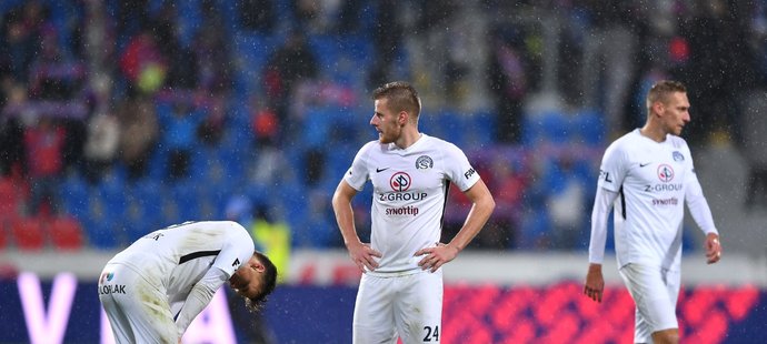 Zklamaní fotbalisté Slovácka po prohře s Viktorií Plzeň