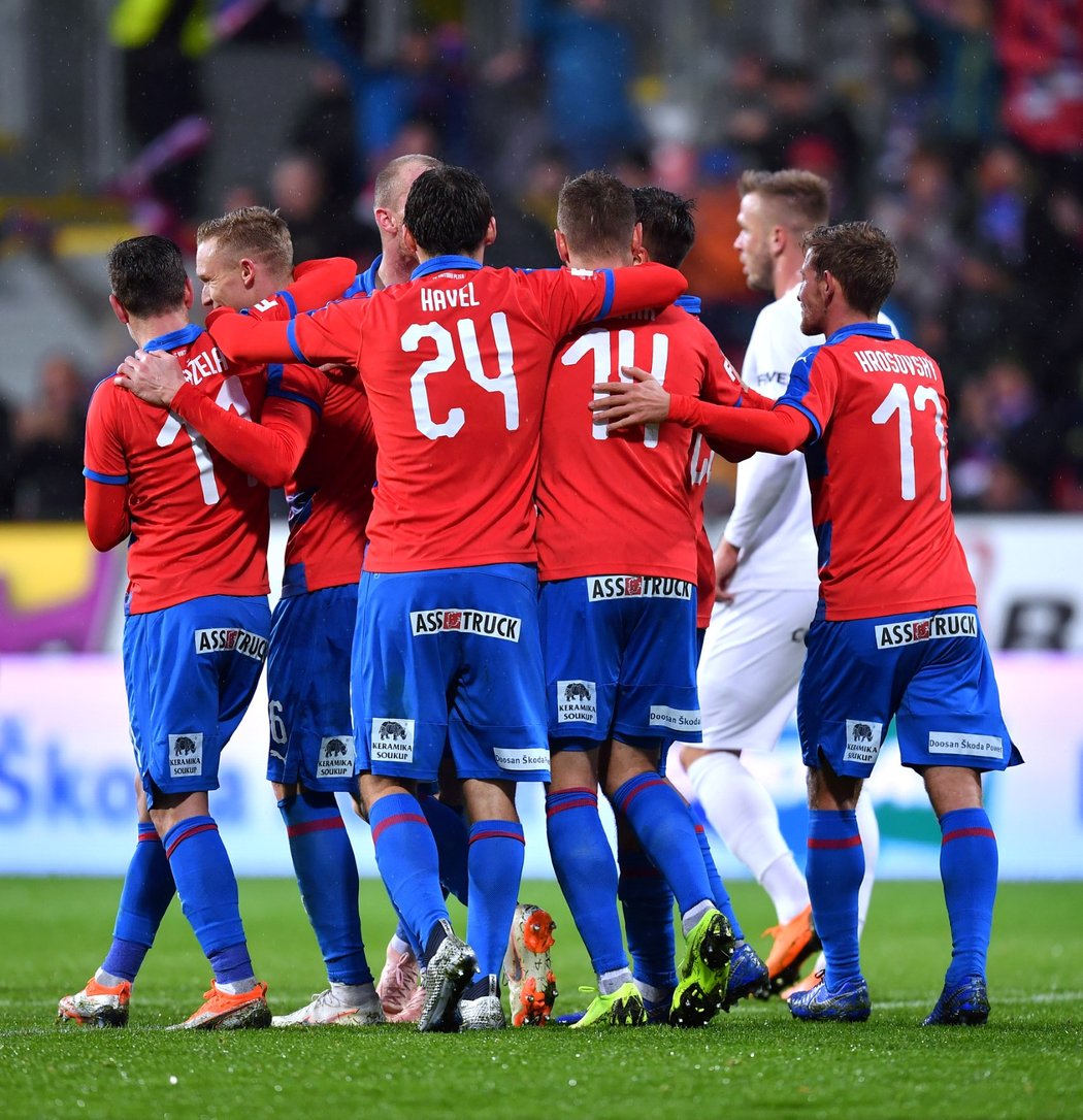 Plzeňští fotbalisté se radují z gólu proti Slovácku