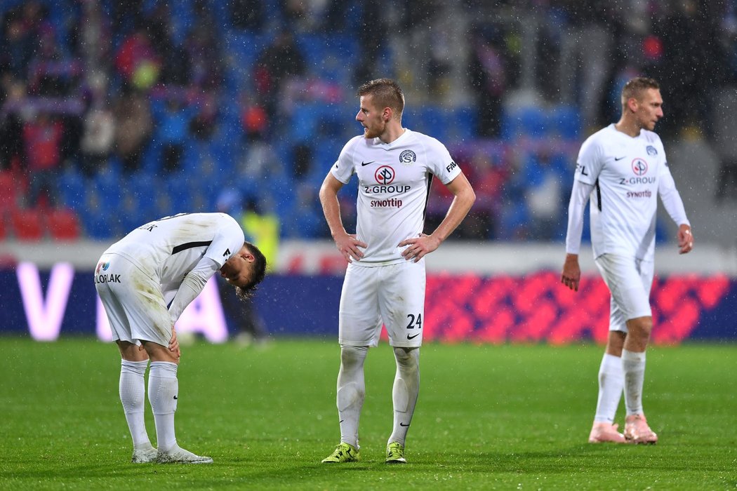 Zklamaní fotbalisté Slovácka po prohře s Viktorií Plzeň