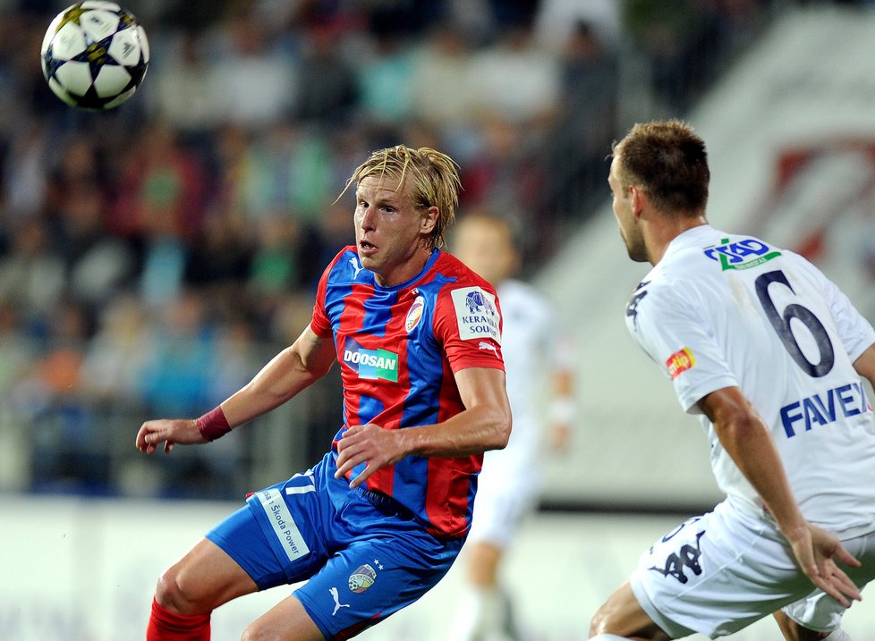 František Rajtoral bojuje s domácí obranou.