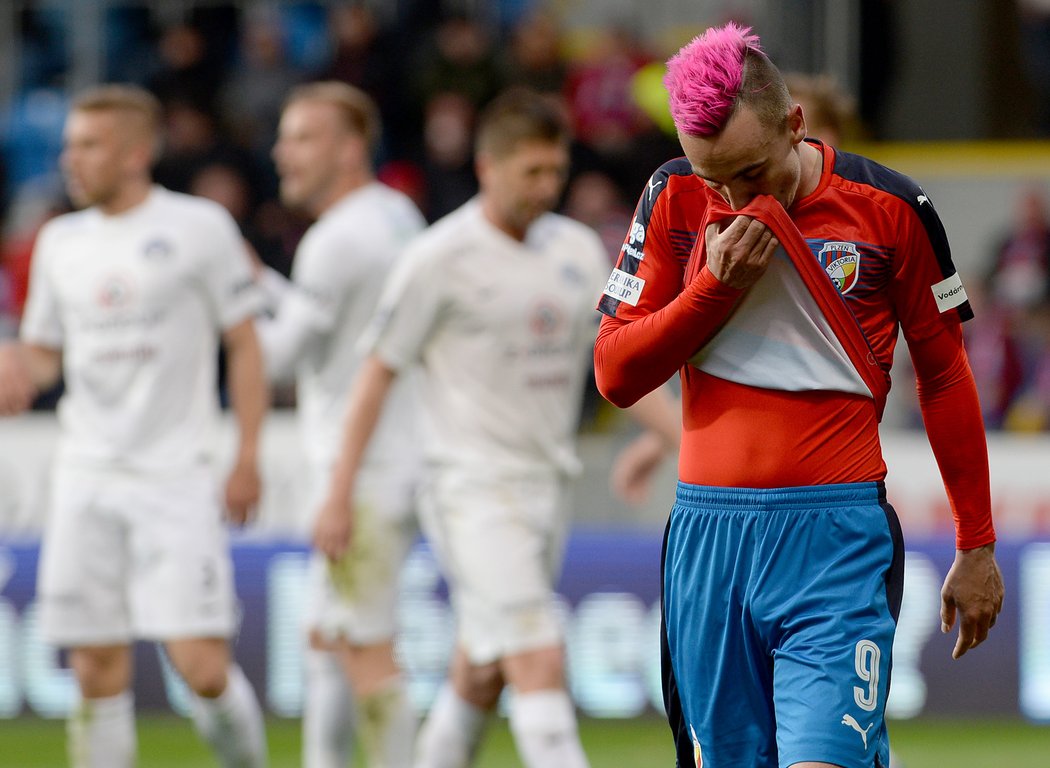 Martin Zeman v zápase se Slováckem, ve kterém přifilmoval penaltu