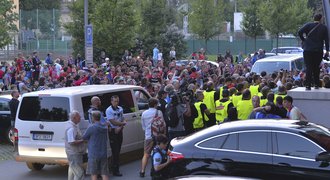 Fanoušci Plzně protestovali, chtěli vniknout k hráčům. Vrba je klidnil