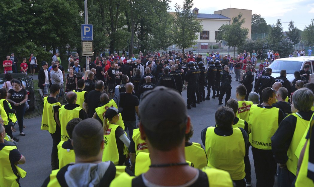 Některé rozvášněné fanoušky musela uklidňovat policie