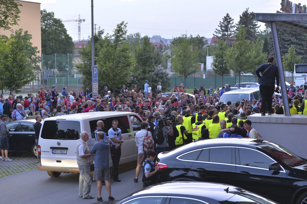 Před stadionem Plzně byla po zápase hodně hustá atmosféra