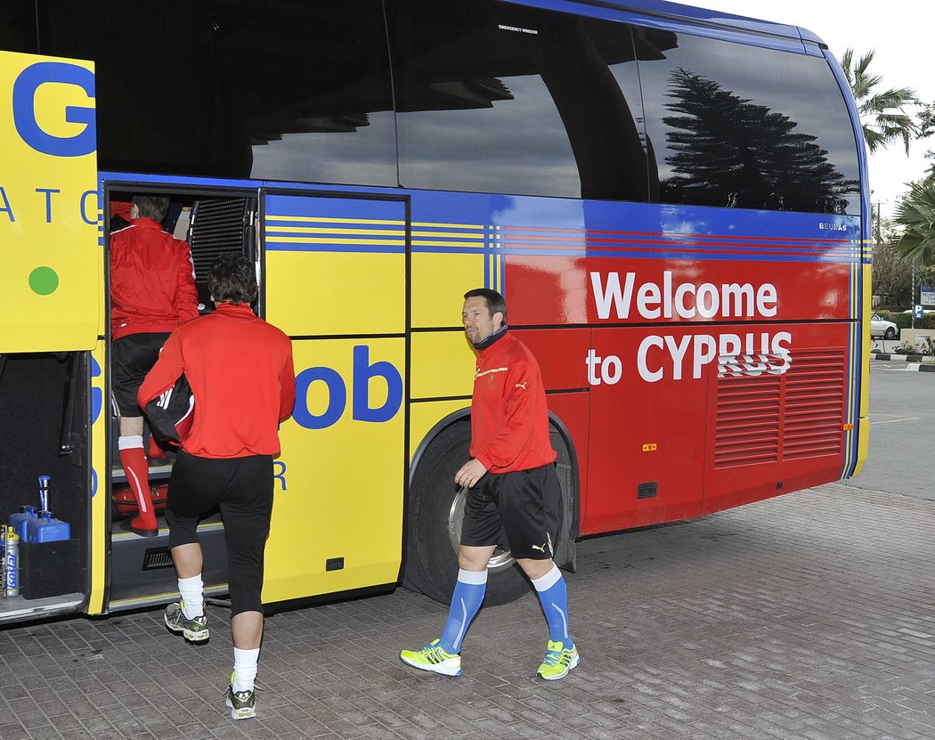 Plzeňští fotbalisté nastupují do autobusu, který je přepraví k hřišti na jejich trénink