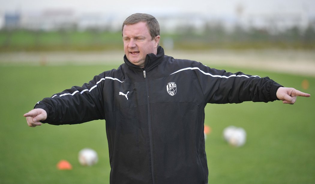 Pavel Vrba rozdává pokyny na tréninku