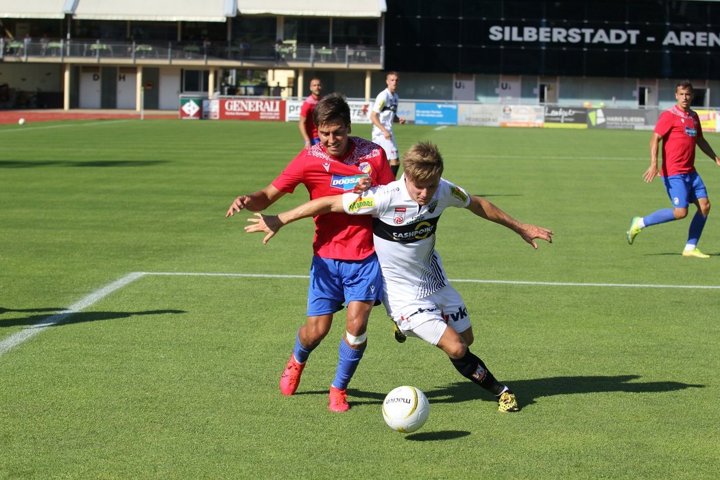 Plzeňský záložník Aleš Čermák bojuje o míč v přípravném utkání s Altachem na soustředění v Rakousku