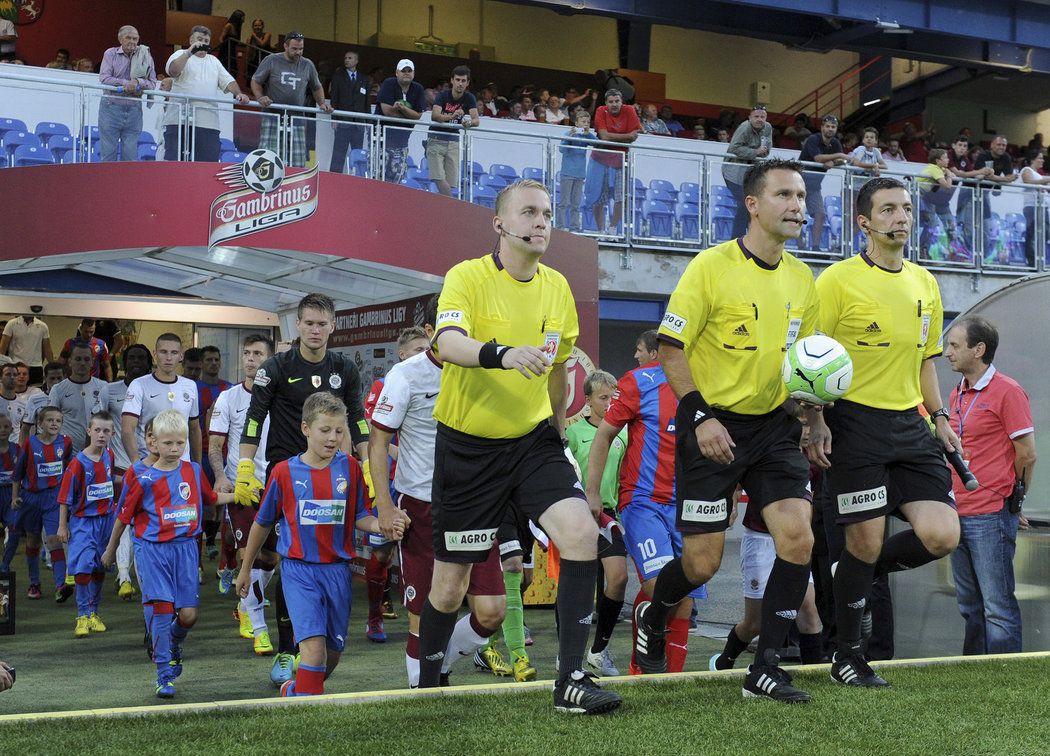 Trojice rozhodčích Petr Blažej, Radek Příhoda a Tomáš Kovařík při nástupu utkání Plzně se Spartou