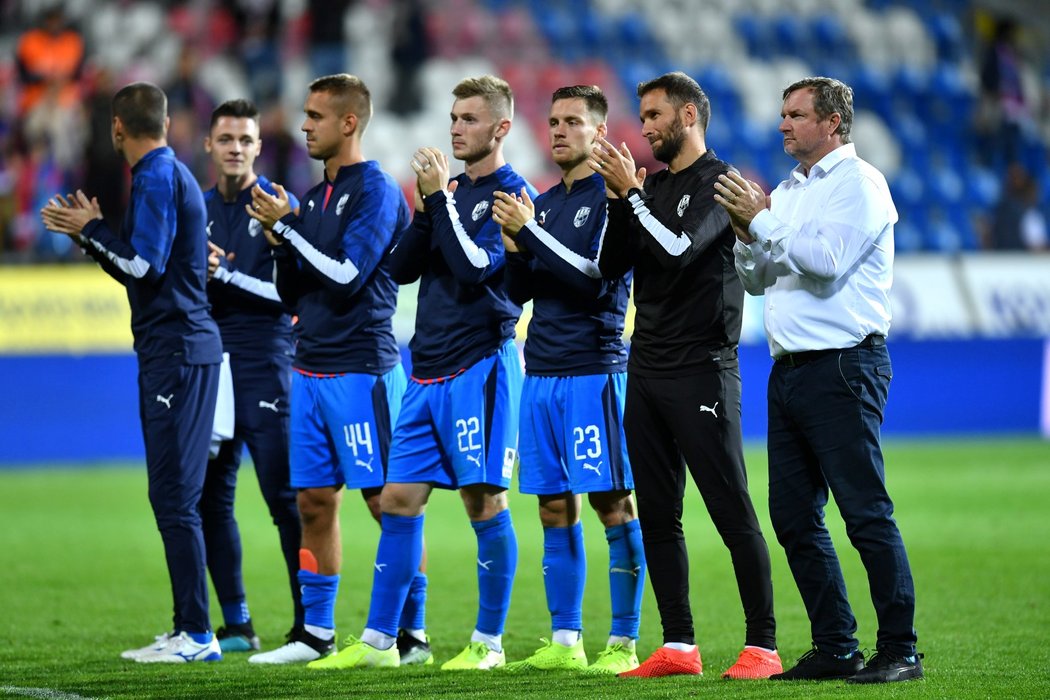 Plzeňští fotbalisté děkují fanouškům po výhře nad Spartou