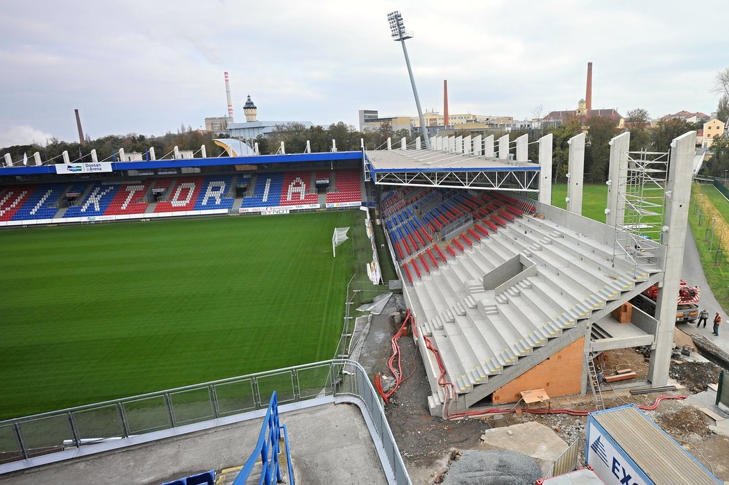 Do konce roku bude hotová jižní tribuna fotbalového stadionu v plzeňských Štruncových sadech. Divácká kapacita se zvýší o 300 míst. Příští rok na jaře a v létě klub postaví ze svých peněz dvě rohové věže. Poté už bude areál kompletně hotový.