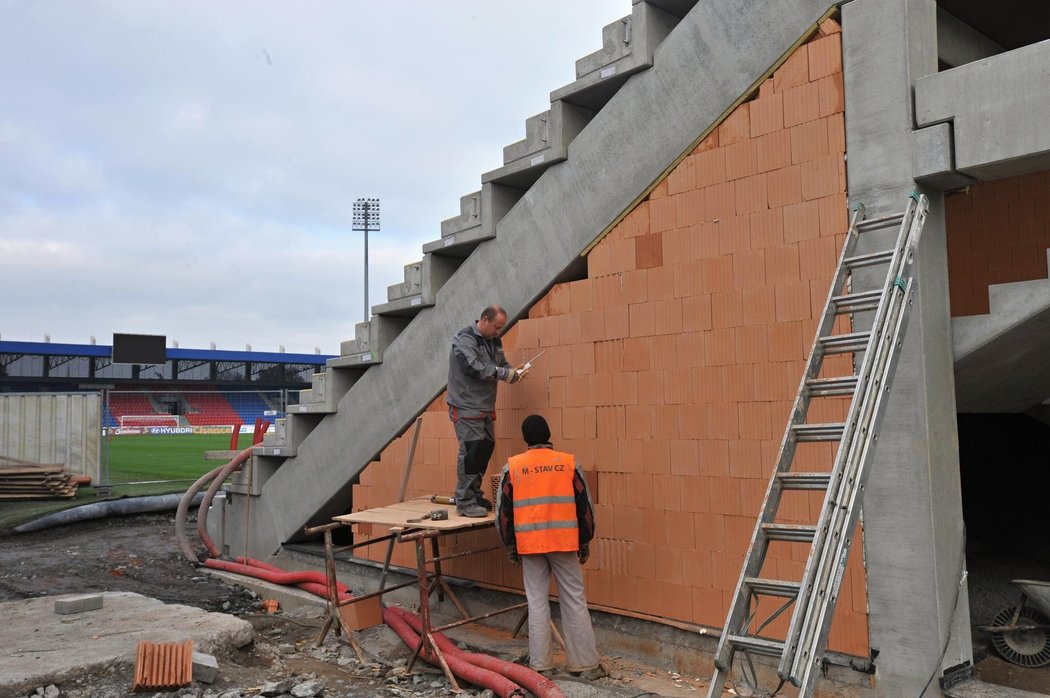 Stavba jižní tribuny Doosan arény, stadionu fotbalistů Viktorie Plzeň