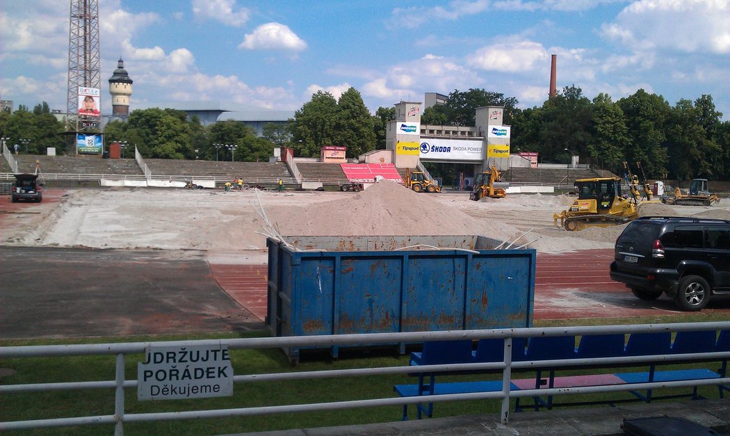 Do plzeňského stadionu už se zakously bagry