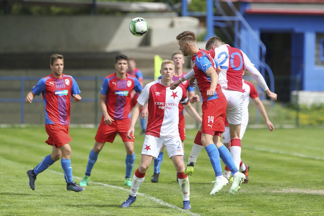 Plzeňský útočník Ondřej Štursa hlavičkuje na bránu v utkání se Slavií