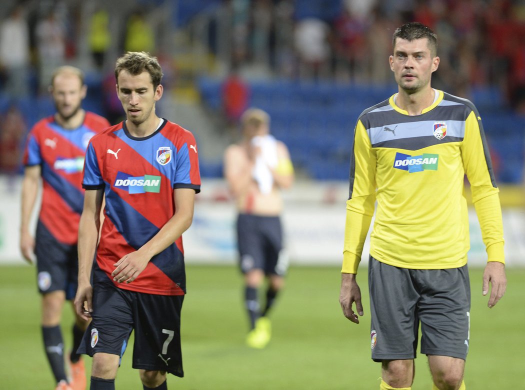 Tomáš Hořava (vlevo) a Matúš Kozáčik po prohraném utkání s Maccabi Tel Aviv