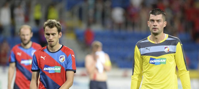 Tomáš Hořava (vlevo) a Matúš Kozáčik po prohraném utkání s Maccabi Tel Aviv