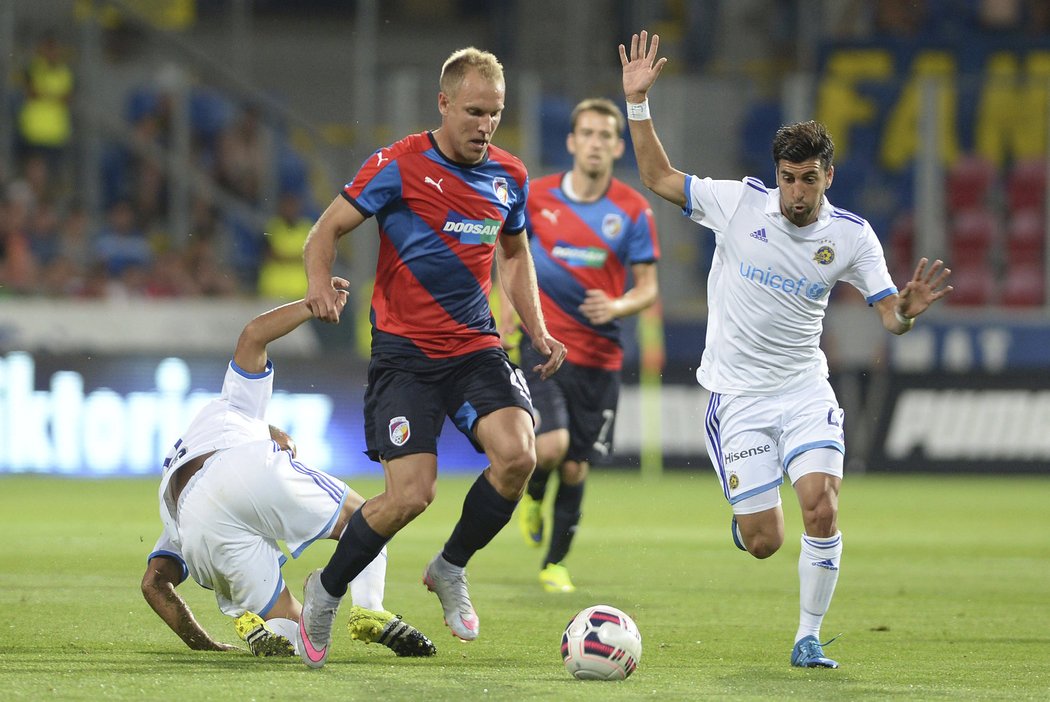 Daniel Kolář vede míč v utkání s Maccabi Tel Aviv