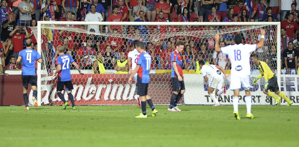 Maccabi střílí z penalty první branku utkání