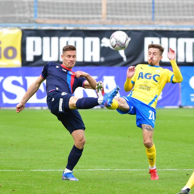 Plzeňský záložník Lukáš Kalvach bojuje o míč v zápase proti Teplicím Plzeňský záložník Lukáš Kalvach bojuje o míč v zápase proti Teplicím