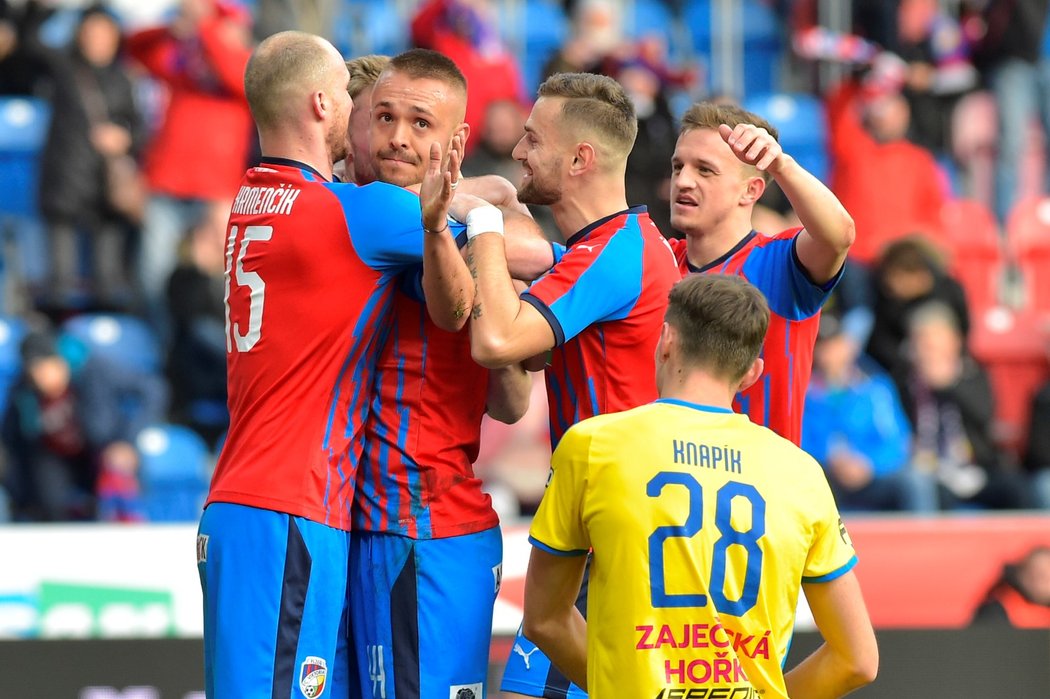 Fotbalisté Viktorie Plzeň se radují z branky proti Teplicím