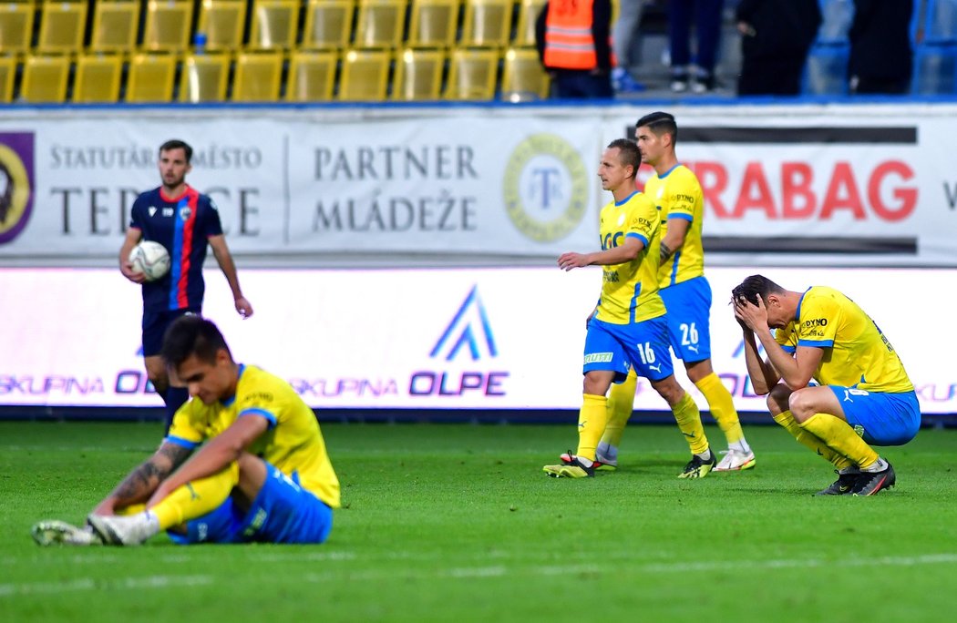 Zklamaní fotbalisté Teplic po skončení utkání proti Plzni, které prohráli 0:1