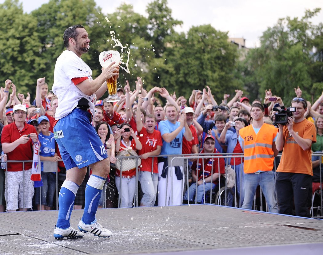 Pavel Horváth ve chvíli, kdy Plzeň slavila historicky první titul v sezoně 2010/11