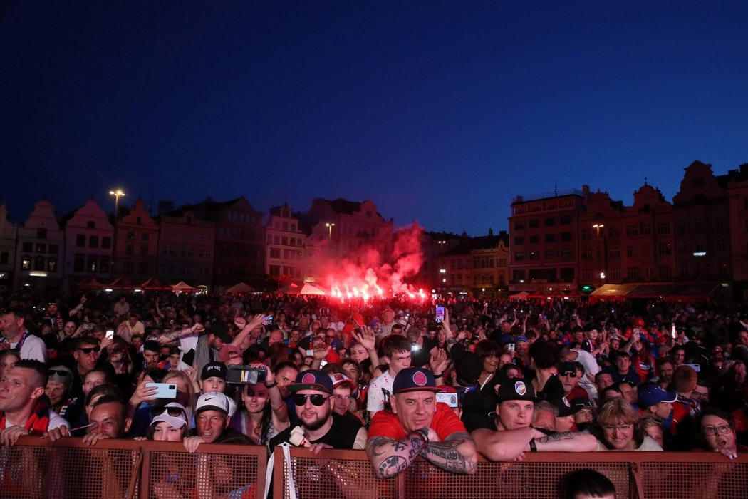 Plzeňské oslavy se přesunuly na náměstí, kde probíhala pořádná divočina na pódiu
