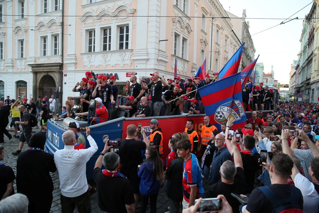 Plzeňské oslavy se přesunuly na náměstí, kde probíhala pořádná divočina na pódiu
