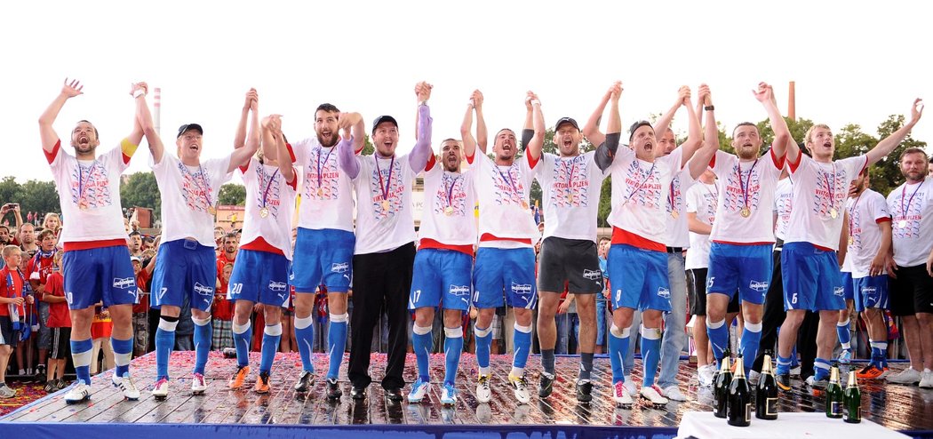 Plzeňští fotbalisté během oslav ligového titulu v roce 2011