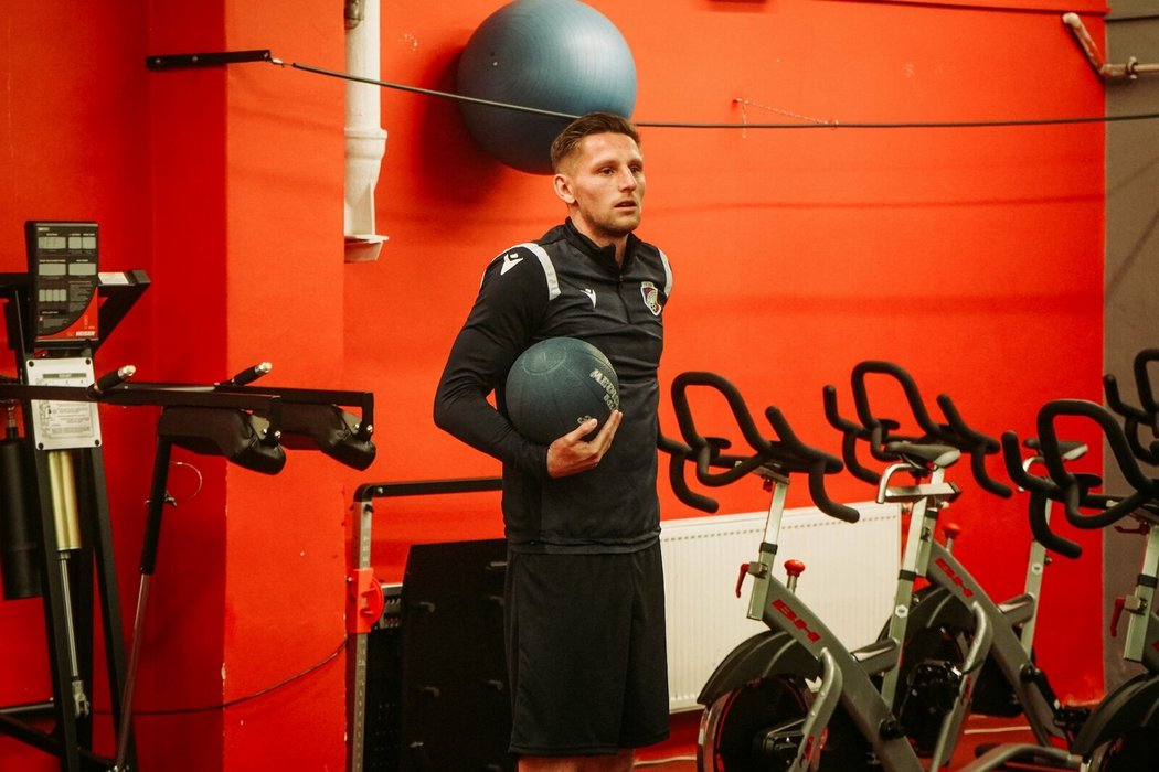 Plzeňský stoper Filip Kaša se zotavuje po zranění kolene, už začal s individuálním tréninkem