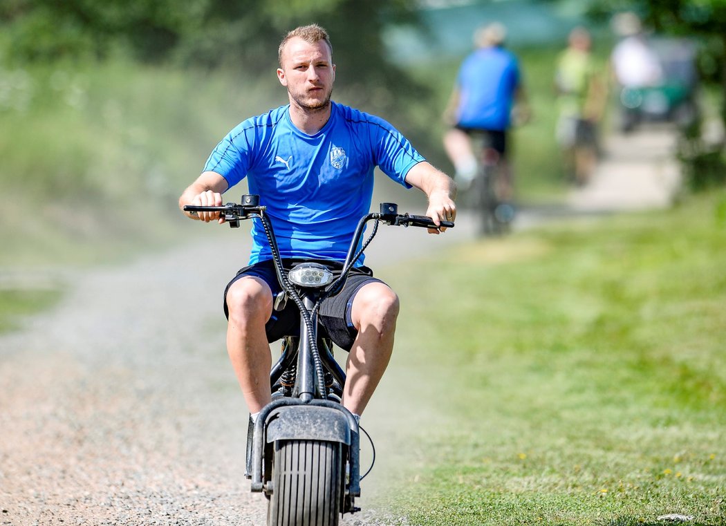 Michael Krmenčík přijíždí na první plzeňský trénink v letní přípravě