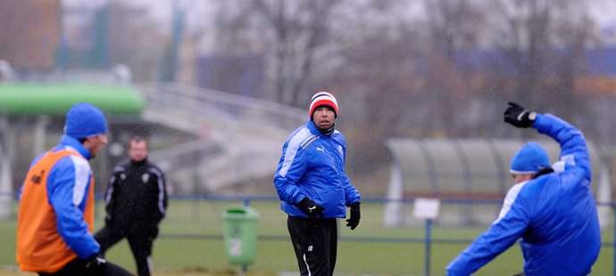 Pavel Horváth sleduje své spoluhráče při tréninkovém zápase