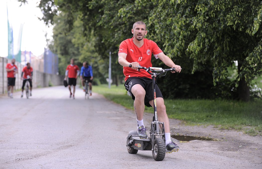 Střelec Rezek přifrčel na koloběžce