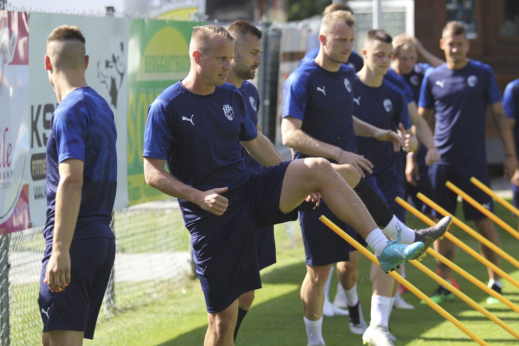 Plzeňští fotbalisté se protahují během tréninku na soustředění v Rakousku